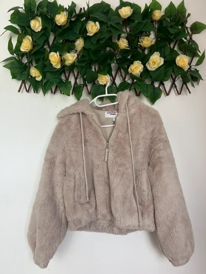 Manteau à capuche en fourrure  ( fausse ) small