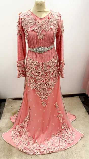 Caftan avec tissu luxueux