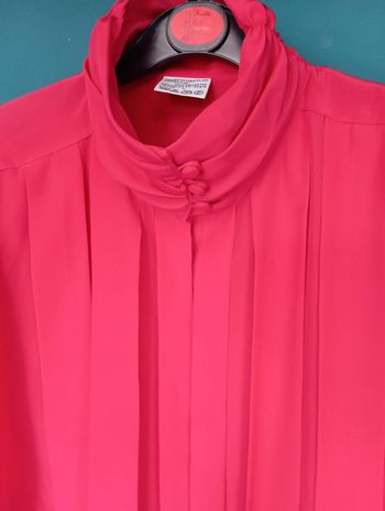 Blouse chic col haut satiné rouge cerise