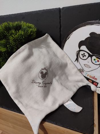 doudou mouchoir plat Disney Originals since 1928 mickey carrefour blanc gris