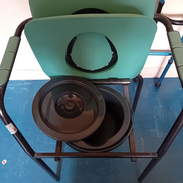 Faby27800 Chaise percée avec pot - photo numéro 3
