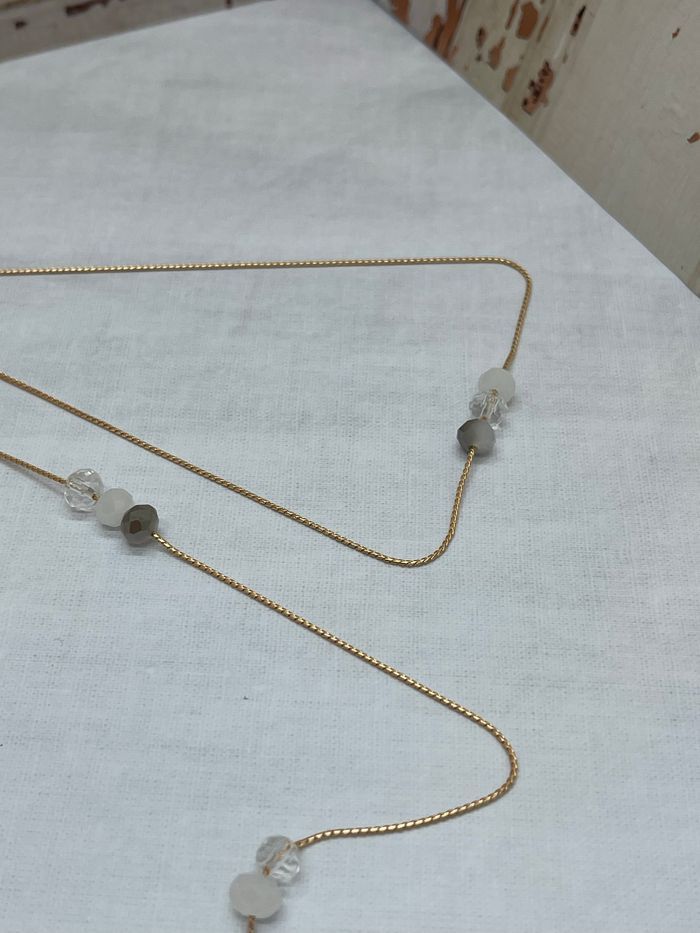 Collier dos nu perles cristal blanc nacre et gris - photo numéro 4