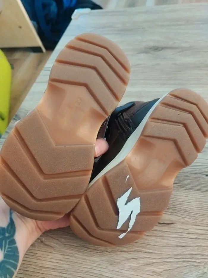 Paire de chaussures montantes marron neuves 23 - photo numéro 3