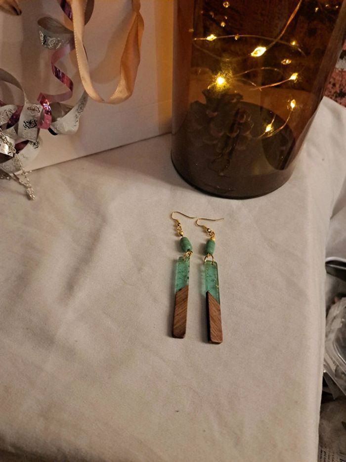 Boucles d'oreilles pendante marron vert doré