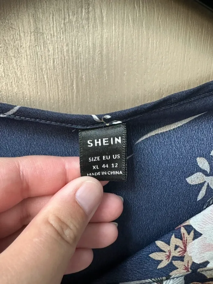 Blouse bleu marine fleuri Shein 44 fluide et légère - photo numéro 4