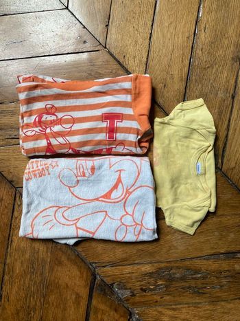 2 pyjamas Disney et 1 body PB 6 mois