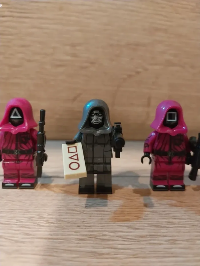 Figurines type lego Le maître du Jeux et 3 gardes Squid Game - photo numéro 2
