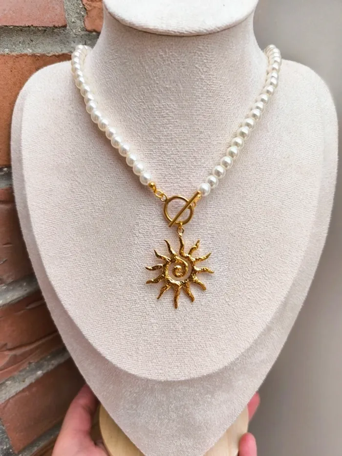 Collier en perles blanches et soleil doré - photo numéro 2