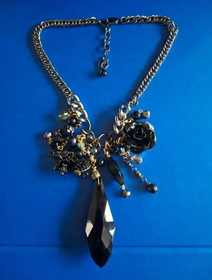 Collier long NEUF avec chaine argentée et breloques - photo numéro 3