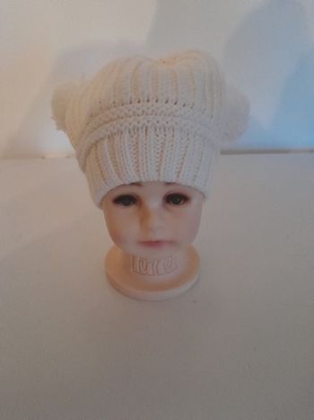 Bonnet pompons blanc  Taille 2-3ans