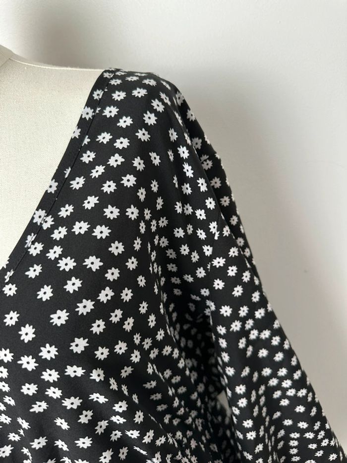 🌸Blouse Shein Curve - noir à fleurs blanche 🌸 - photo numéro 2