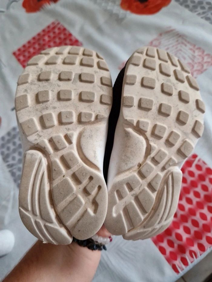 Baskets nike taille 25 - photo numéro 2