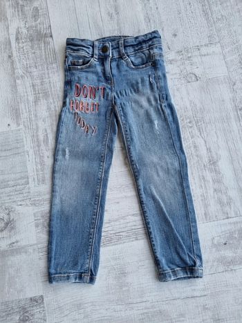 Jeans effet usé (acheté comme ça!) Taille 3 ans
