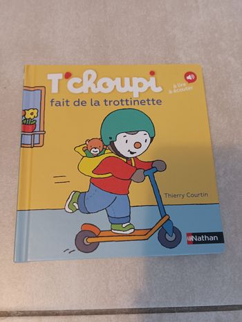 Livre T'choupi fait de la trotinette