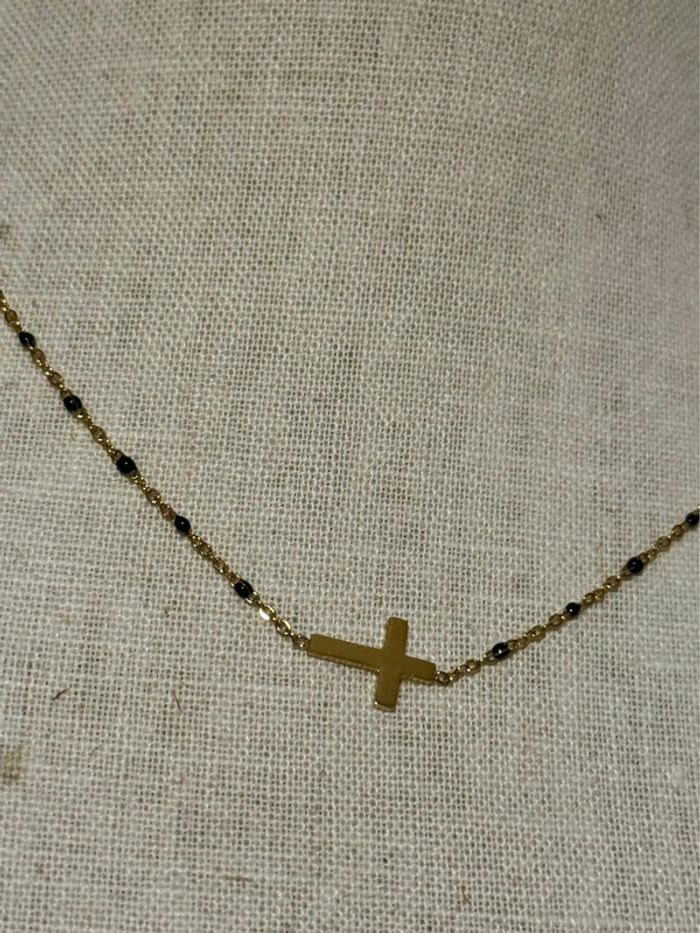 Collier perles résine noires croix horizontale acier inoxydable or - photo numéro 2