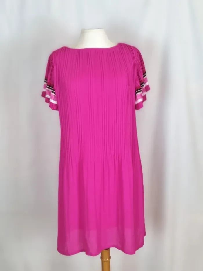 Belle robe Maje Fushia plissée manches volantées état impeccable T 36 - photo numéro 2