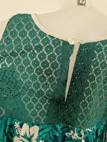 Robe polynésienne verte à fleurs blanche avec détail dentelle
