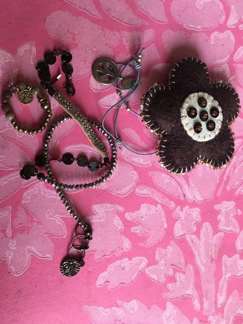 Ensemble de bijoux broche, bracelets, bague, possible vendre séparément