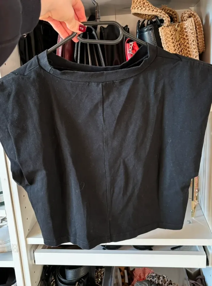 Tee-shirt noir crop top croisé - photo numéro 3