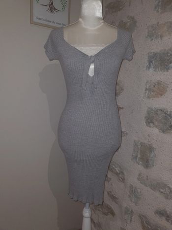 Robe grise près du corps élastique