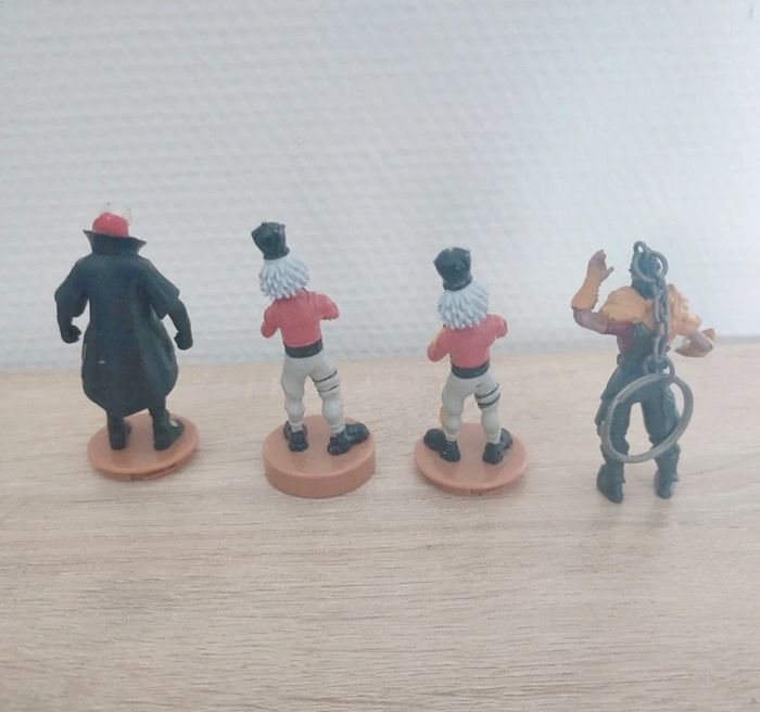 Lot figurine tampons et porte clef fornite - photo numéro 2