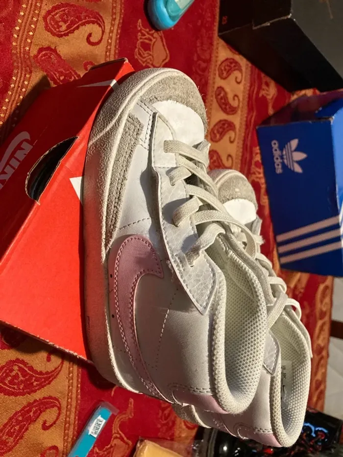 Nike rose et blanche - photo numéro 3