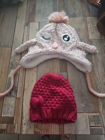 Lot de 2 bonnets fille plus moufle et echarpe