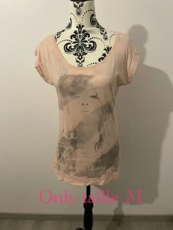 T-shirt à manches courtes col rond décolleté rose à motifs gris Only taille M