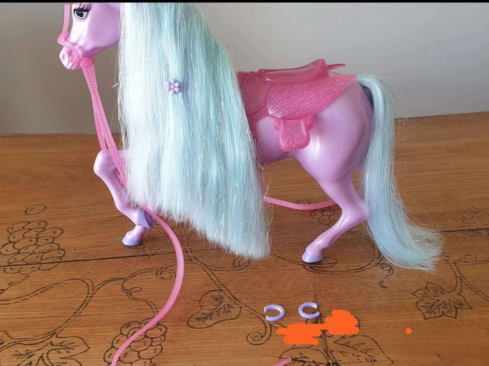 Cheval Licorne  du  lac  des cygnes  Barbie  Mattel  + cygne  et accessoires