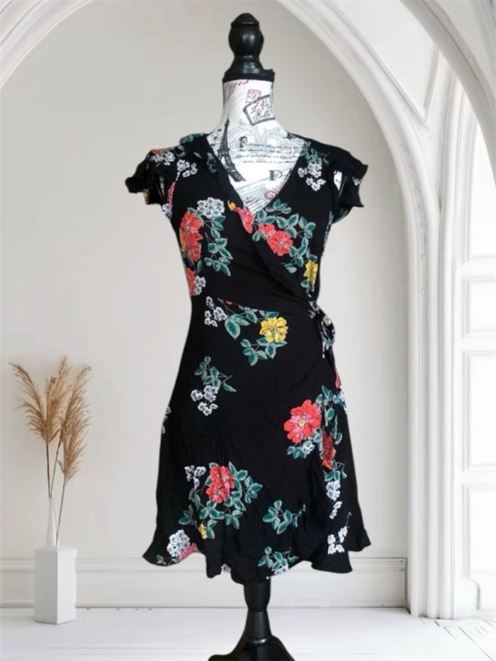 Robe cache cœur noire fleurie Jennyfer - photo numéro 2