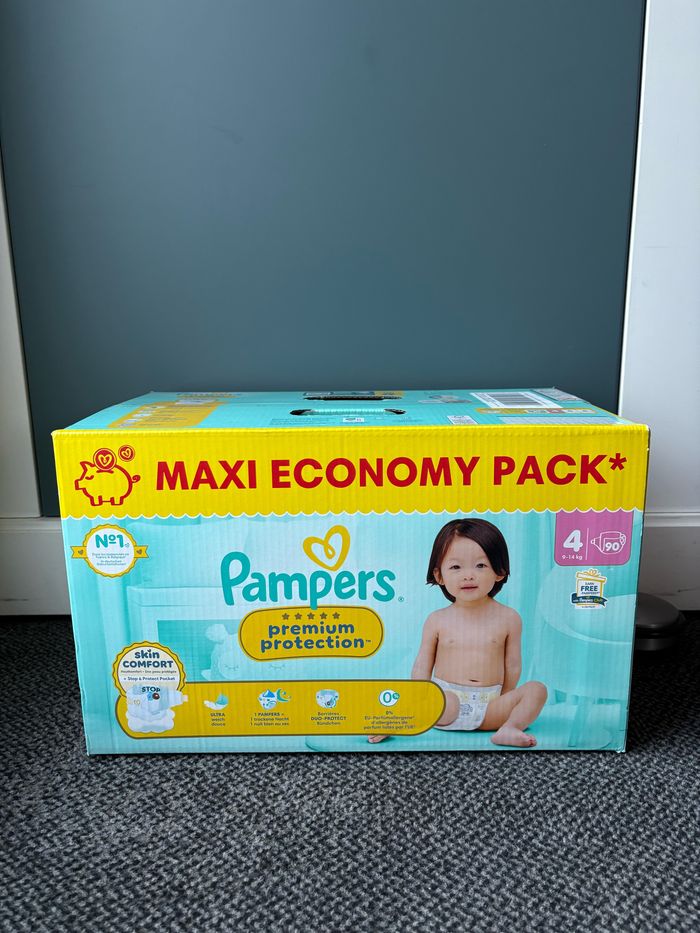Un pack de couches Pampers premium protection Taille 4 9/14 kg