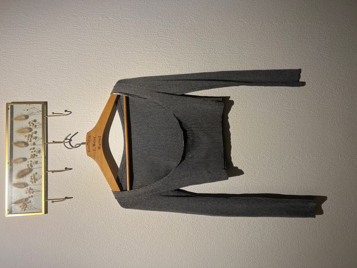 Haut gris dos nu - photo numéro 2