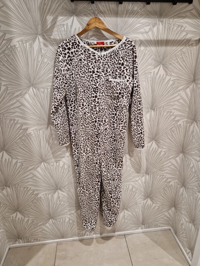 Joli pyjama combinaison léopard taille 46