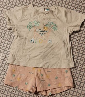 Ensemble short et tee-shirt.
