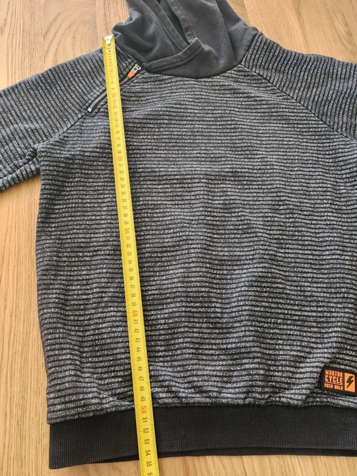 Pull à capuche taille 12 ans Gemo bon état noir et gris à rayures - photo numéro 4