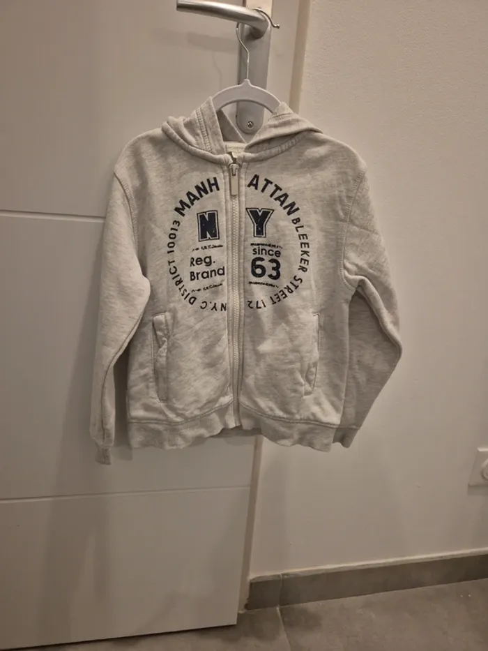 Sweat zippé à capuche