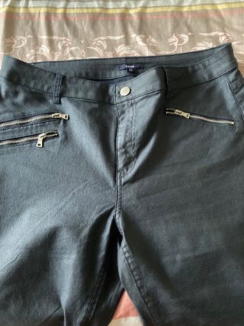 Pantalon bleu effet brillant