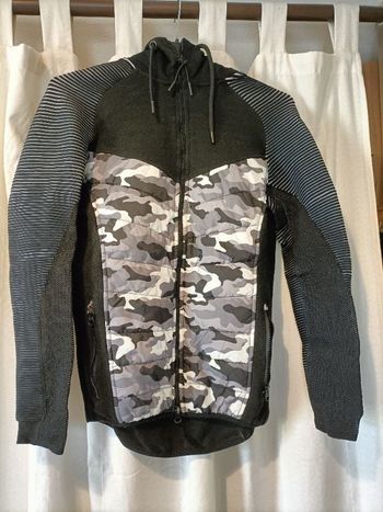 Gilet sweat à capuche style camouflage