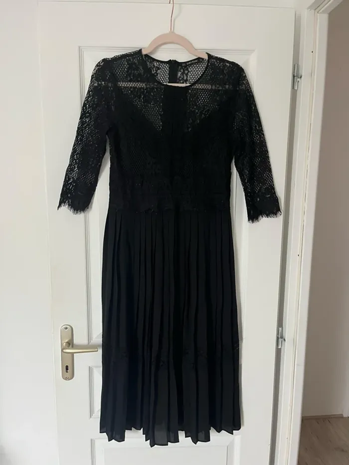 Robe mi-longue dentelle noire