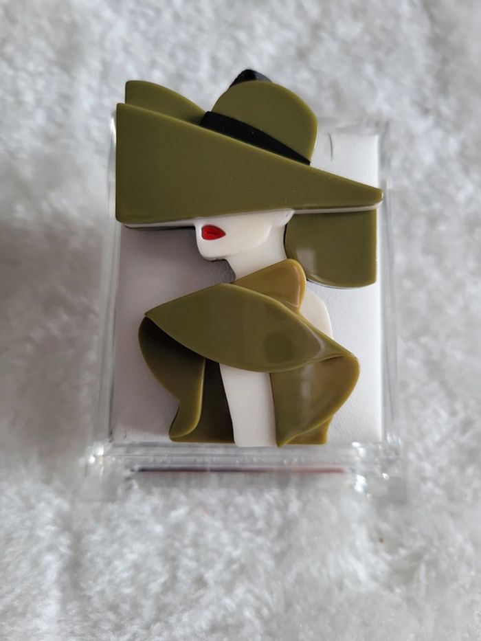 Broche dame kaki et son chapeau - photo numéro 3
