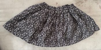 Jupe  noir  motif fleurs 4 ans