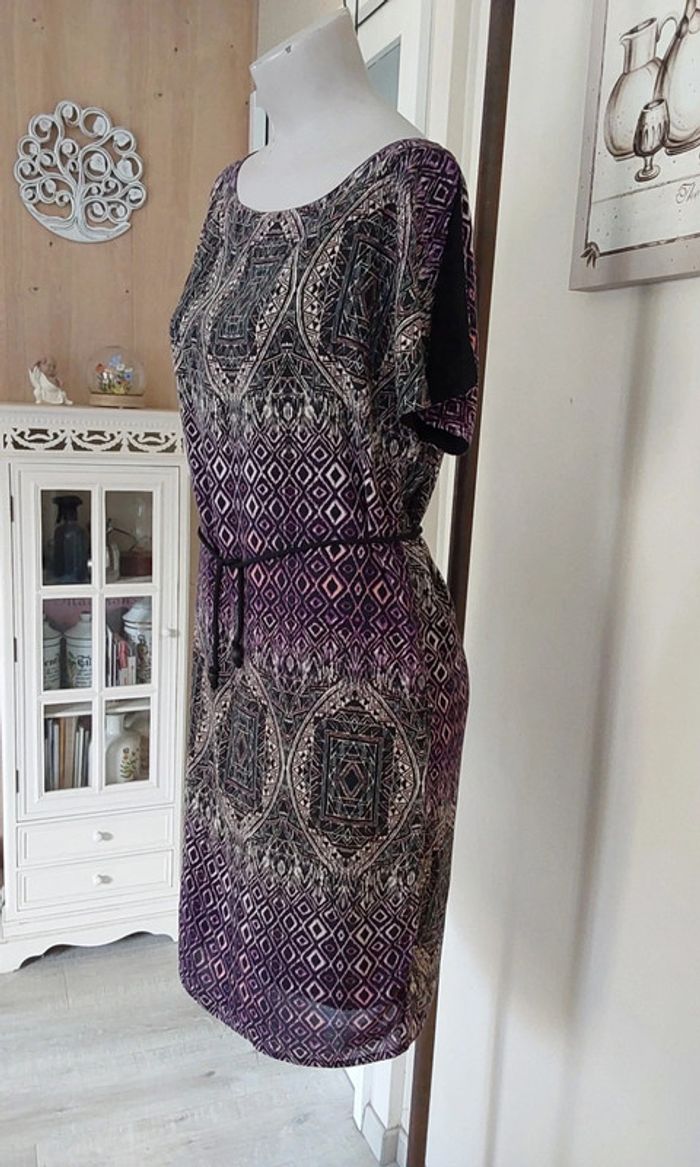 Robe fluide imprimée noire violet Taille unique (du 34 au 38 )et sa ceinture - photo numéro 2
