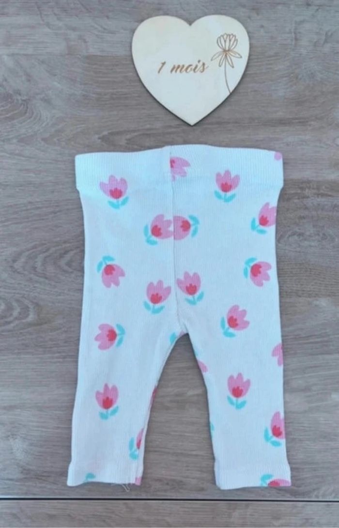 Lot de 3 leggings bébé fille – 1 mois – Kiabi – Côtelé fleuri – Neufs - photo numéro 3