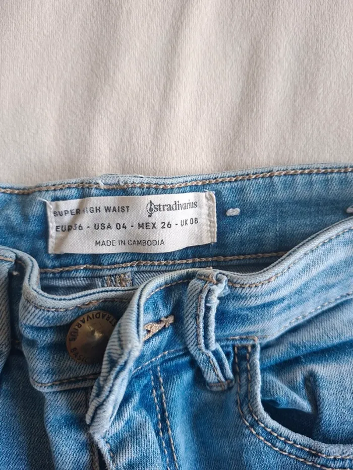 jeans bleu femme à trous (de base), marque Stradivarius, taille 36, en très bon état - photo numéro 4