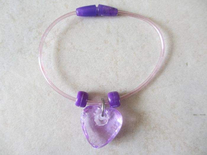Ensemble collier + bracelet cœurs violets en plastique - photo numéro 4