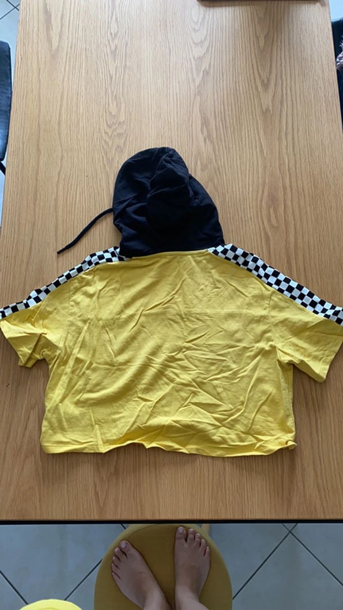 Tee shirt jaune capuche - photo numéro 2