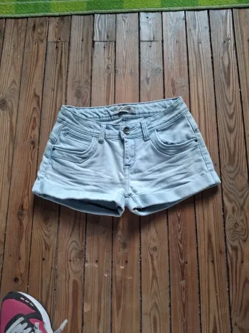 Short taille 38 tacher voir photo