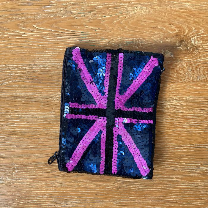 Trousse porte monnaie à sequins noir avec motif drapeau britannique rose