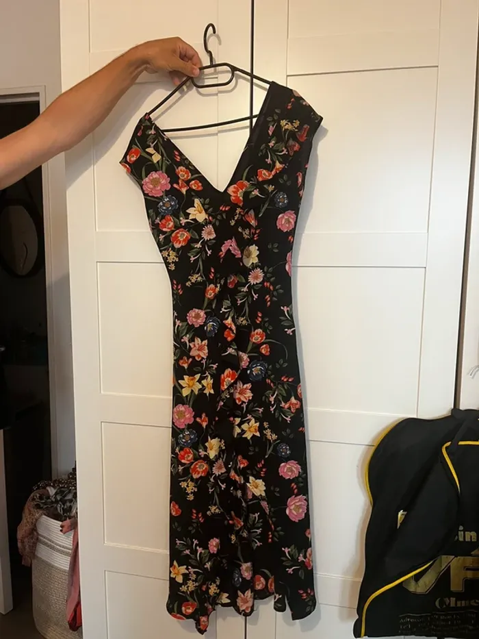 Superbe robe longue noire à fleurs