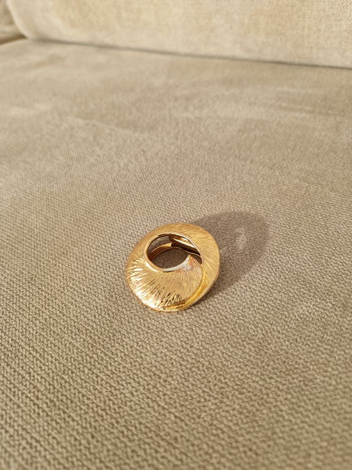 Broche dorée vintage pour foulard design circulaire texturé - photo numéro 2